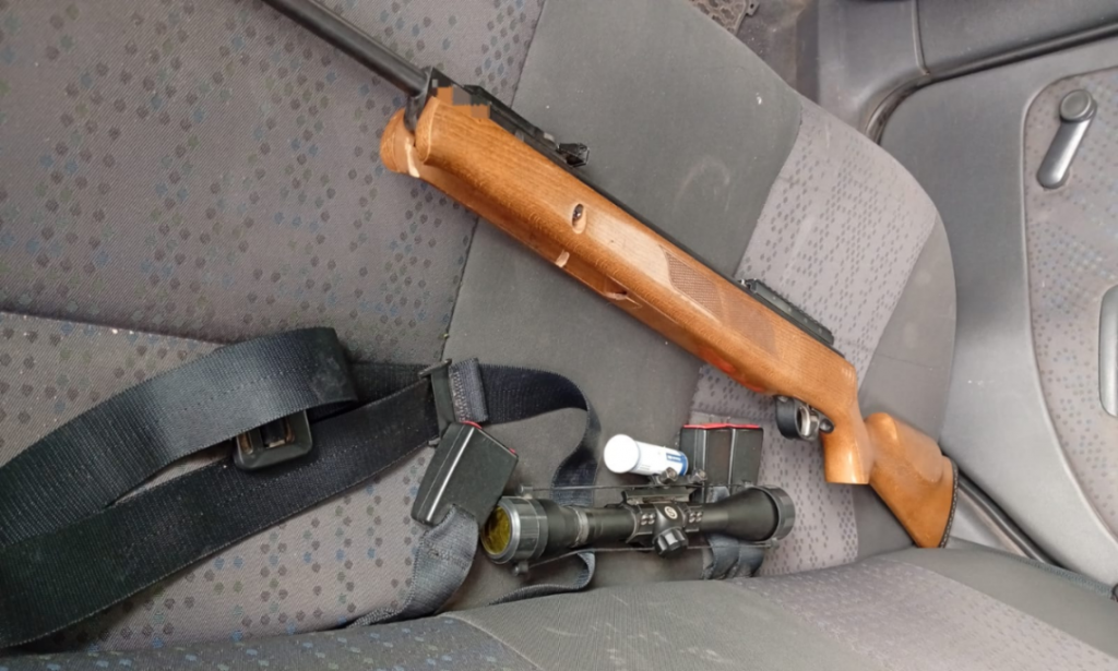 Se entregó el hombre acusado de herir a un niño con un rifle de aire comprimido