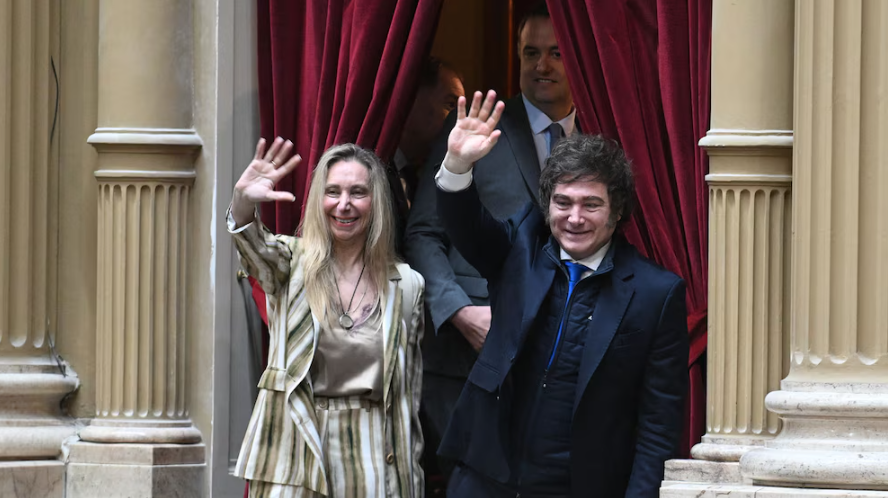 Milei firmará el decreto que habilita el aumento de sueldos para él y sus funcionarios