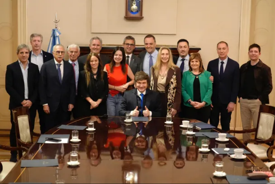 Milei aumentará el sueldo de sus funcionarios, pero mantendrá el suyo