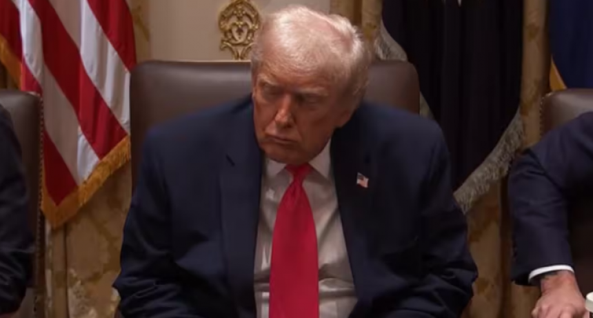 Trump se durmió en plena reunión de gabinete