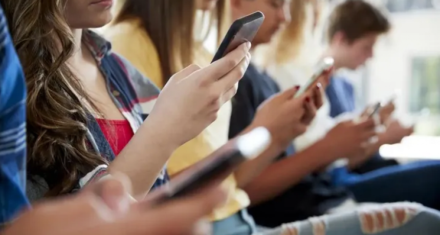 Australia prohibió las redes sociales a los menores de 16 años 