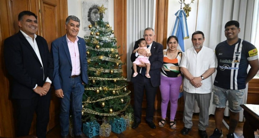 Ainoa volvió a casa luego de un trasplante de hígado y el Gobernador la recibió