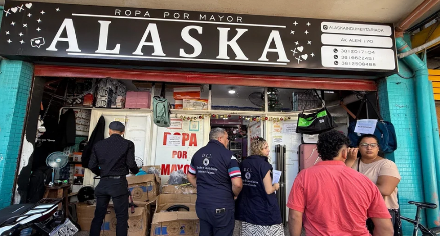 Multa millonaria a un local de ropa por cobrar recargos por pagos por transferencias