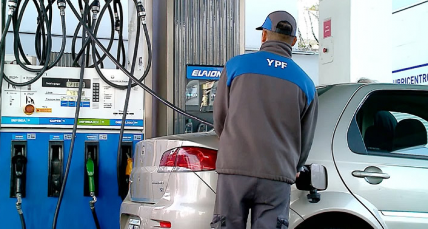 YPF anunció que bajará el precio de la nafta de manera gradual en todo el país