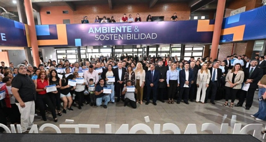 El gobernador estuvo en la entrega de certificados a 140 egresados de Educación sobre Ruedas