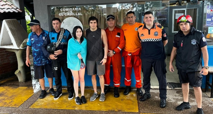 Bomberos de la Policía rescatan a dos jóvenes en Aguas Chiquitas