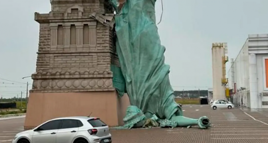 Fuerte temporal derribó la réplica de la Estatua de la Libertad en Brasil