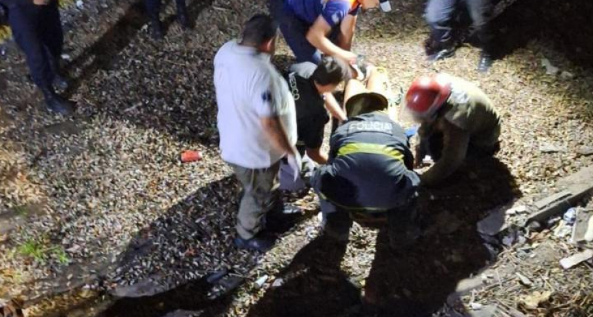 Rescatan a una joven que se arrojó desde un puente