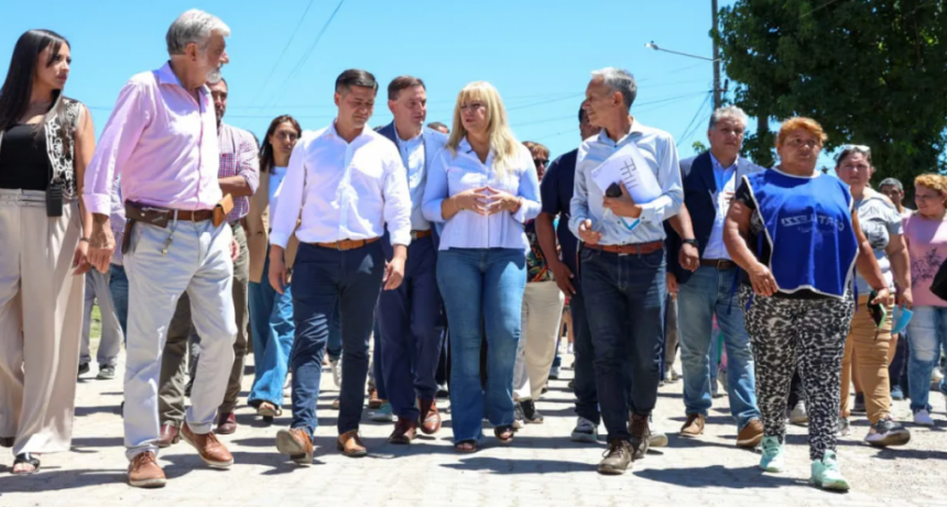 Chahla supervisó obras de pavimentación y conexiones de gas en el barrio Elena White