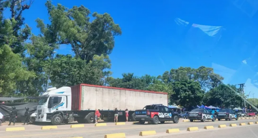Un camión con cerveza volcó y los vecinos se llevaron barriles
