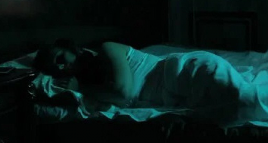 Una mujer se despertó en la noche y sorprendió al vecino tocándola