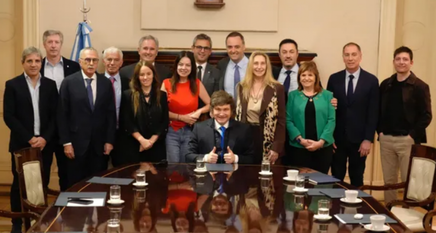 Milei aumentará el sueldo de sus funcionarios, pero mantendrá el suyo